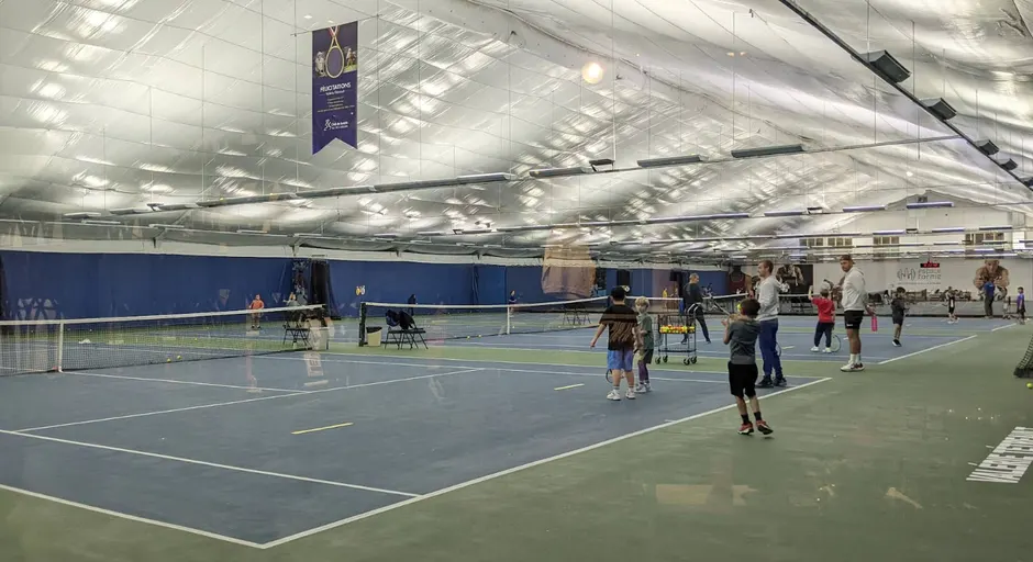 An Image of Tennis Courts at Club De Tennis Intérieur De L'Ile Des Soeurs in Montreal