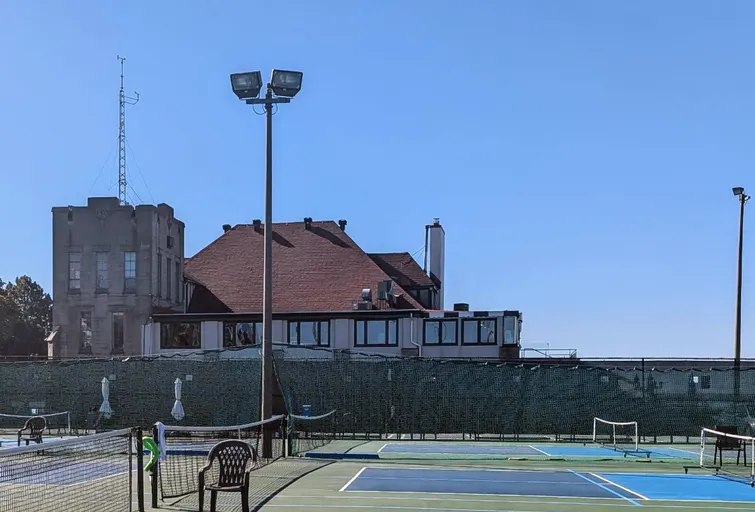 An Image of Tennis Courts at Britannia Yacht Club in Ottawa