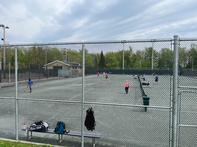 An Image of Tennis Courts at Club de tennis de L'Ancienne-Lorette in L'Ancienne-Lorette
