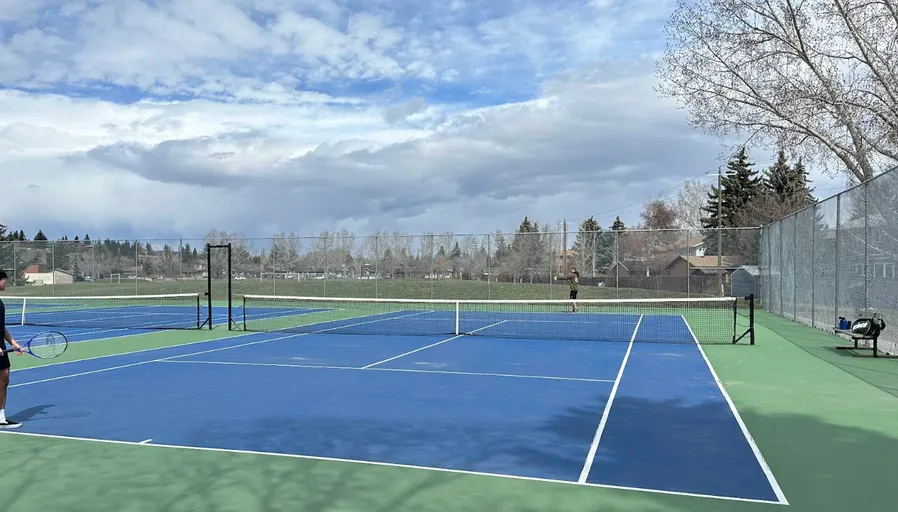 An Image of Tennis Courts at Deer Run in Calgary