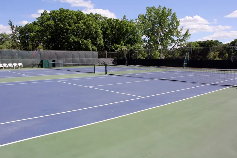 An Image of Tennis Courts at Glendale Golf & Country Club in Winnipeg