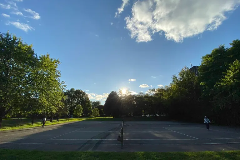 An Image of Tennis Courts at Kiwanis Park in London