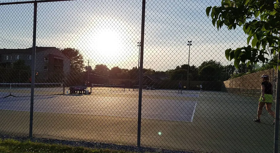 An Image of Tennis Courts at Parc Delphis-Marois in Saint-Augustin-de-Desmaures