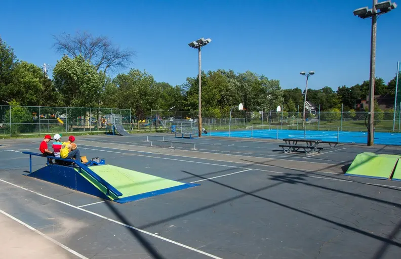 An Image of Tennis Courts at Parc Michel Martin in L'Γle-Perrot