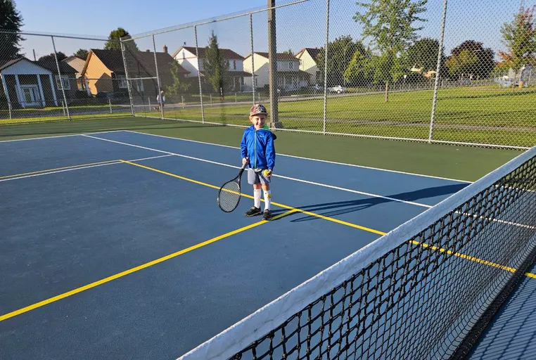 An Image of Tennis Courts at Parc de l'Oiseau Bleu in Gatineau