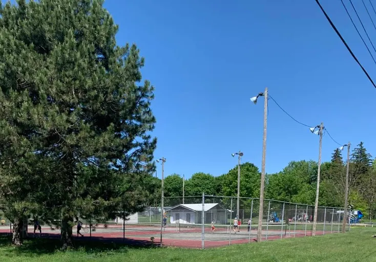 An Image of Tennis Courts at Hilltop Tennis Club in Dundas