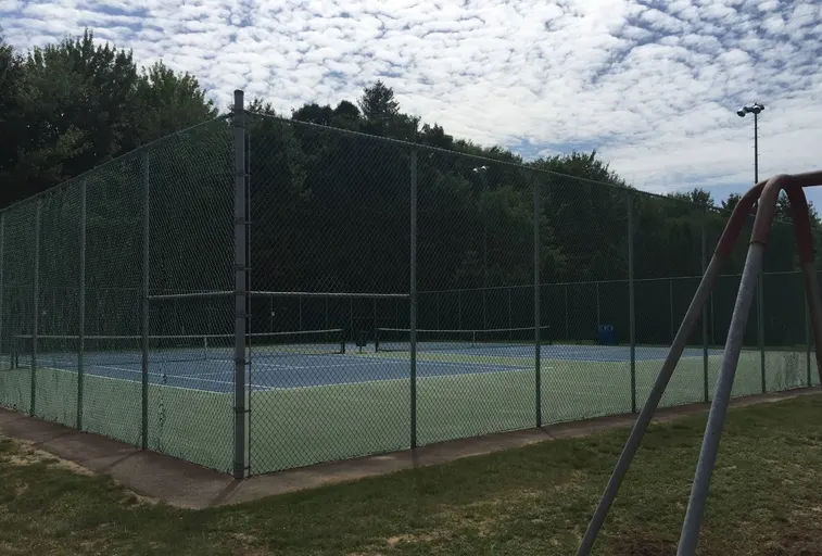 An Image of Tennis Courts at Saddlebrook in Saint-lazare