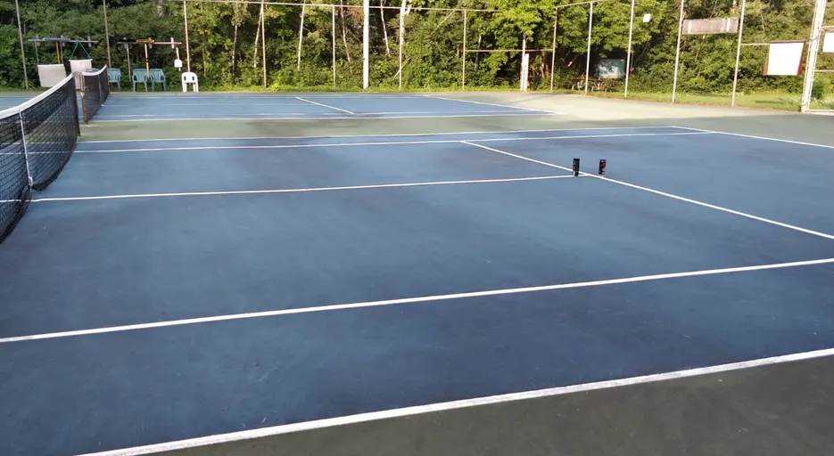 An Image of Tennis Courts at The Glens Tennis Club - Grenfell Park in Ottawa