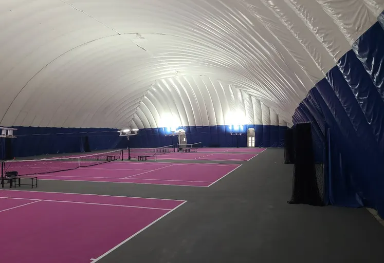 An Image of Tennis Courts at The Supreme Court Tennis Club in Toronto