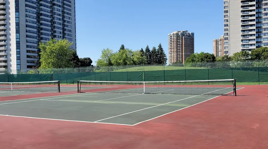 An Image of Tennis Courts at Seneca Hill Tennis Club in Toronto