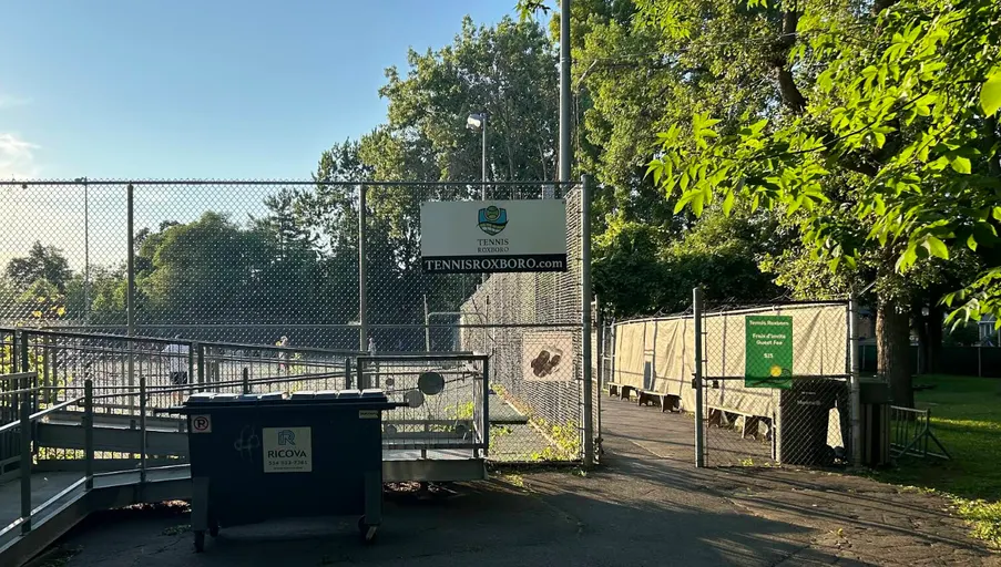 An Image of Tennis Courts at Tennis Roxboro in Montreal