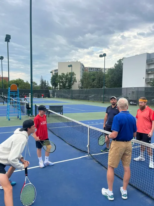 A picture representing the tennis lessons run by Tennis Manitoba