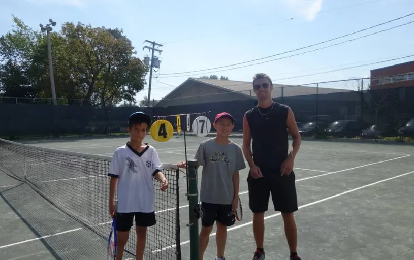 A picture representing the tennis lessons run by Montreal West Tennis Club