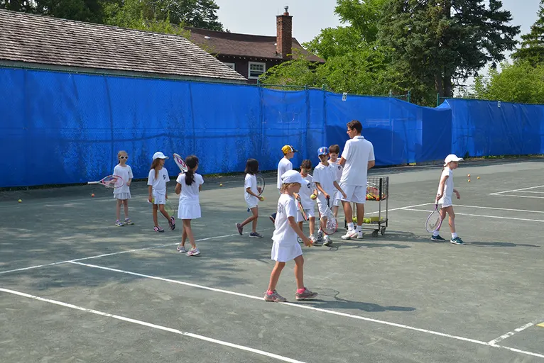 A picture representing the tennis lessons run by Donalda Club