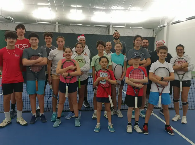A picture representing the tennis lessons run by Tennis Outaouais Performance