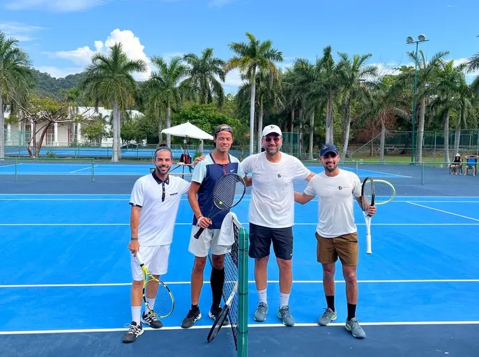 A picture representing the tennis lessons run by Leaside Tennis Club