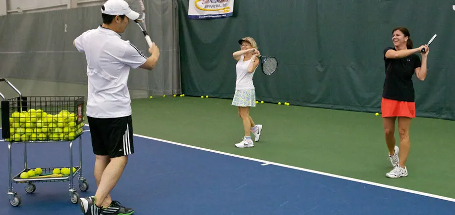 A picture representing the tennis lessons run by North Toronto Tennis Club