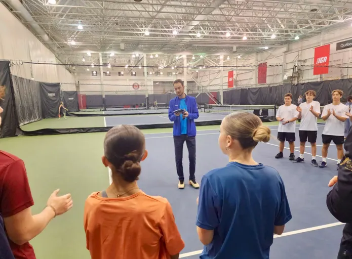 A picture representing the tennis lessons run by Cité Sportive