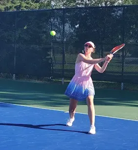 A picture representing the tennis lessons run by Thunder Bay Community Tennis Centre