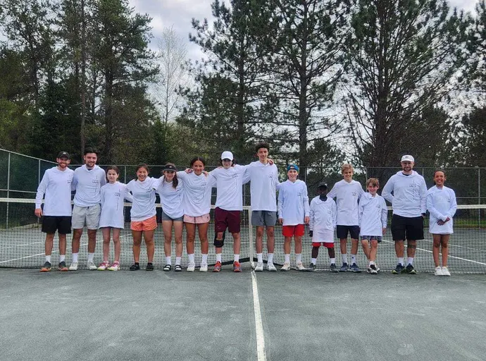 A picture representing the tennis lessons run by St-Augustin tennis complex