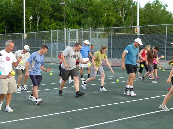 A picture representing the tennis lessons run by Club de Tennis de L'Ancienne-Lorette