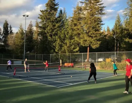 A picture representing the tennis lessons run by Salmon Arm Tennis Club
