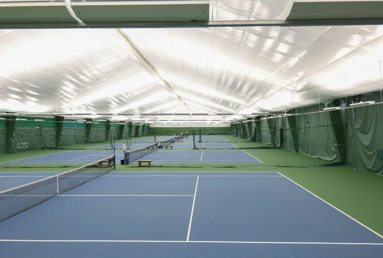 A picture representing the tennis lessons run by Mayfair Clubs
