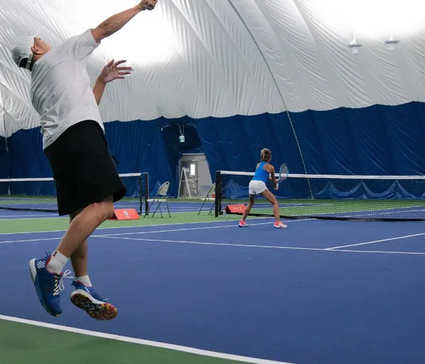 A picture representing the tennis lessons run by Premier Racquet Club