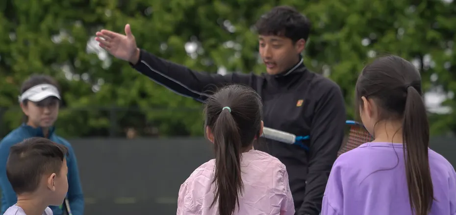A picture representing the tennis lessons run by Richmond Golf & Tennis Country Club