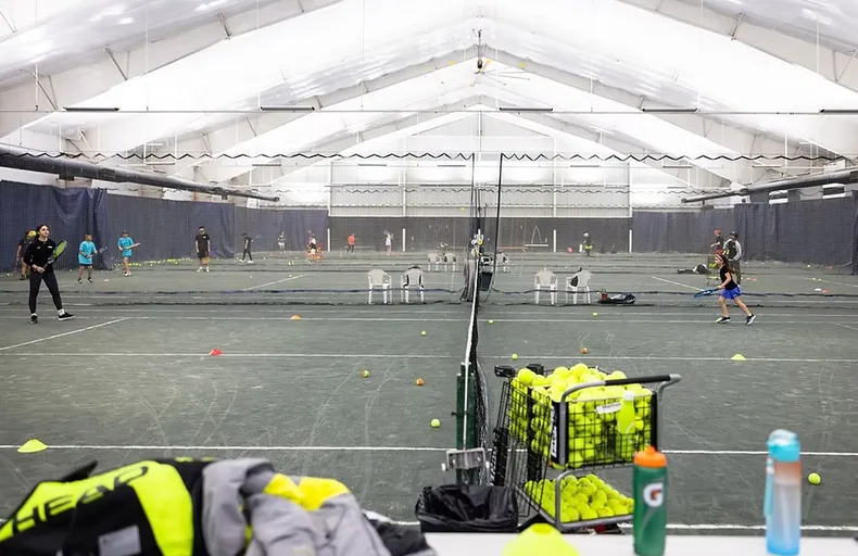 A picture representing the tennis lessons run by Club Sportif Cote-de-Liesse