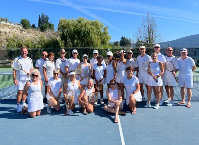A picture representing the tennis lessons run by Lakeshore Racquets Centre